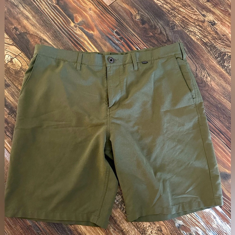 Men’s Hurley hybrid shorts. Olive green 38W.